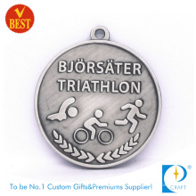 Pressão liga de zinco personalizada barata que carimba a medalha do Triathlon 3D na cor do metal